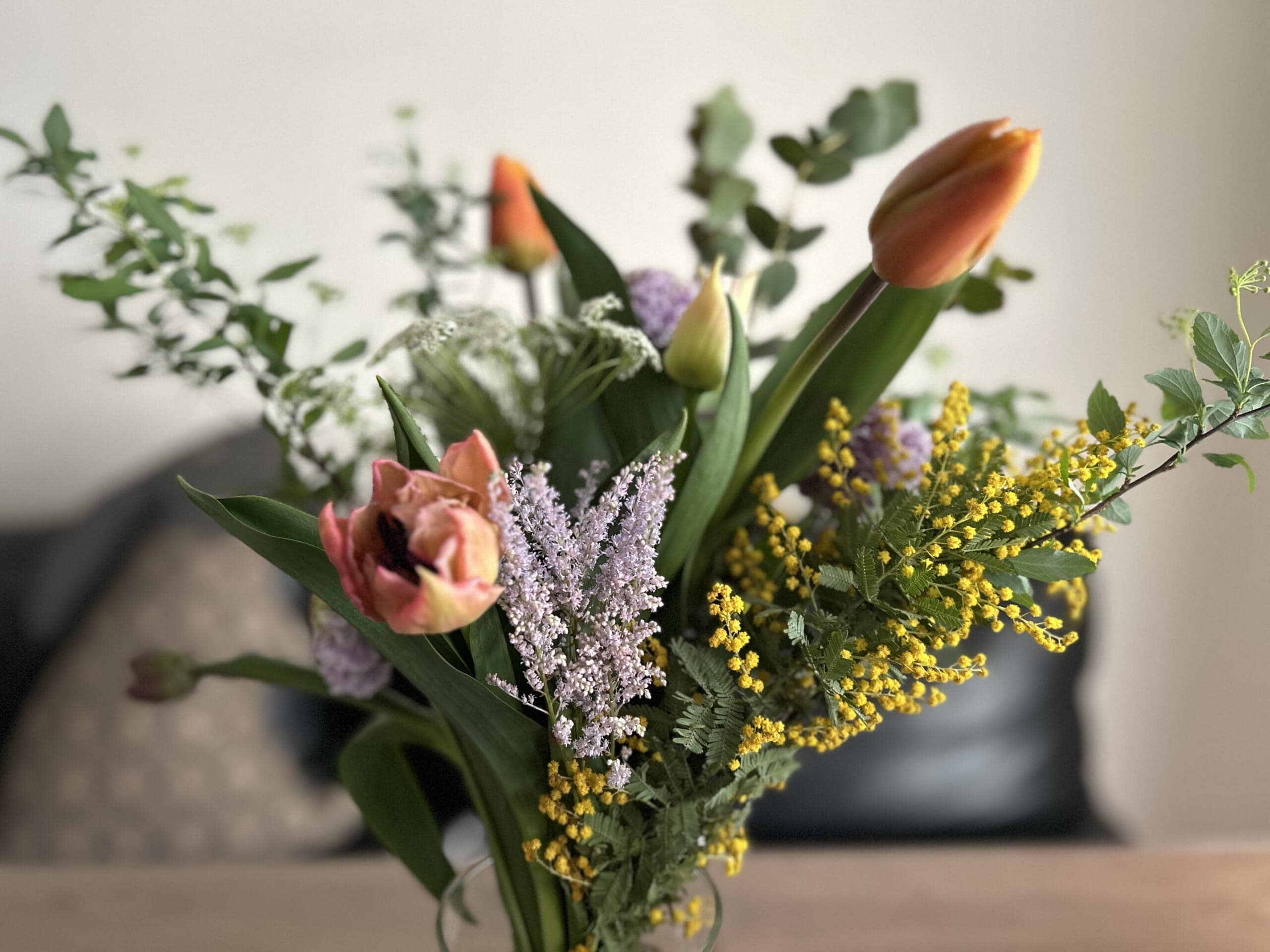 40代と50代の大人っぽいチューリップと春の花の花束アレンジメント。