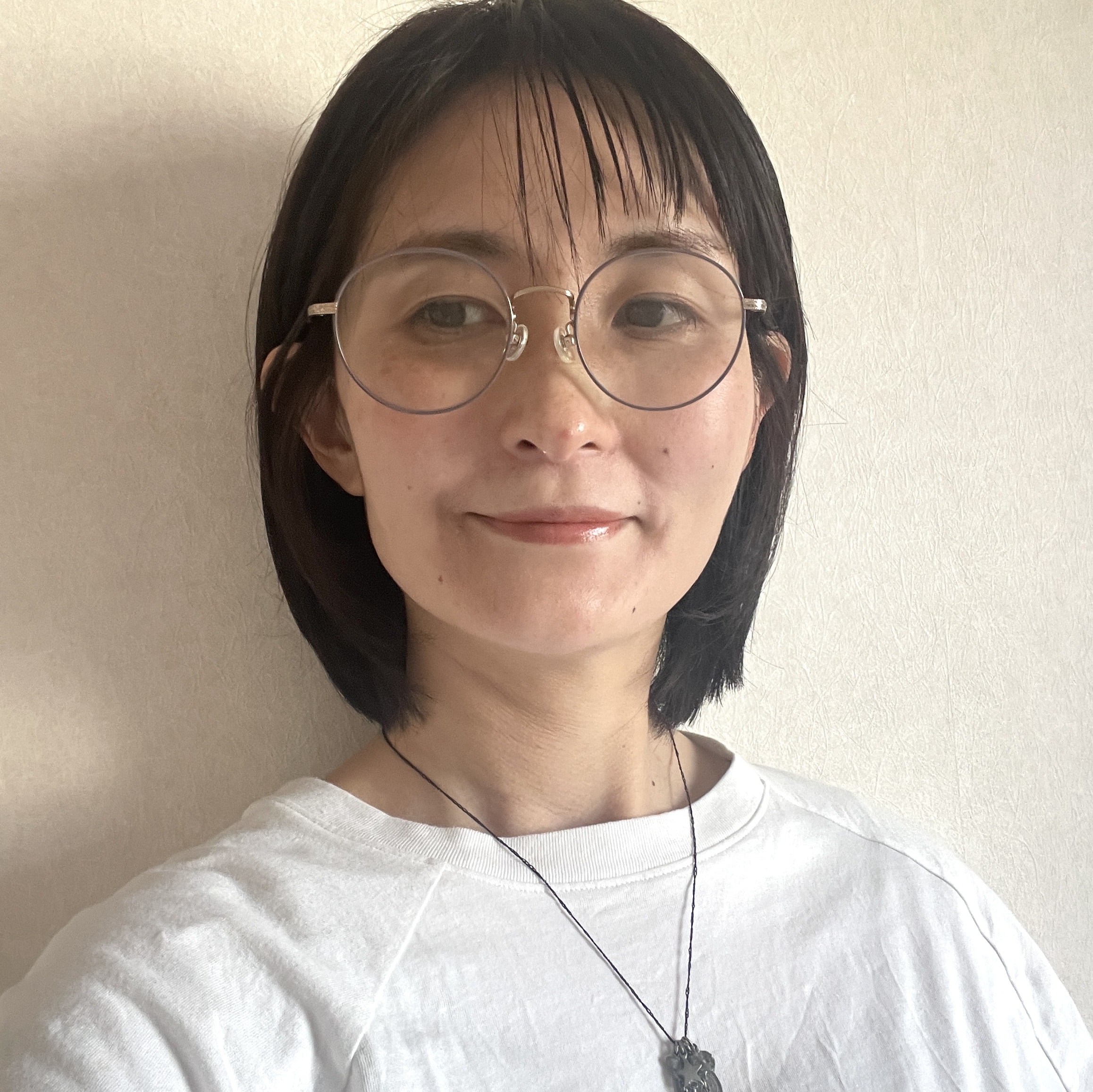 メガネが似合う大人の長めボブ　眼鏡をかけた姿