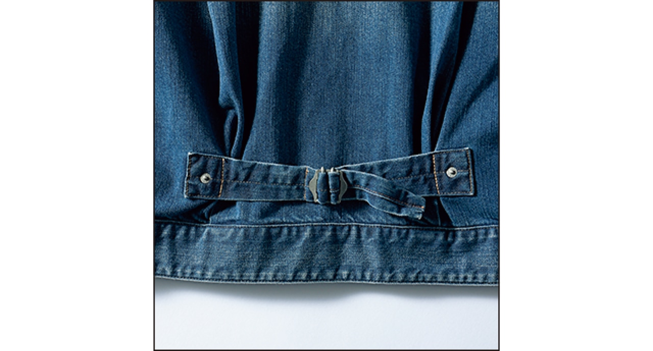 裾後ろに身幅が調節できるベルトを。