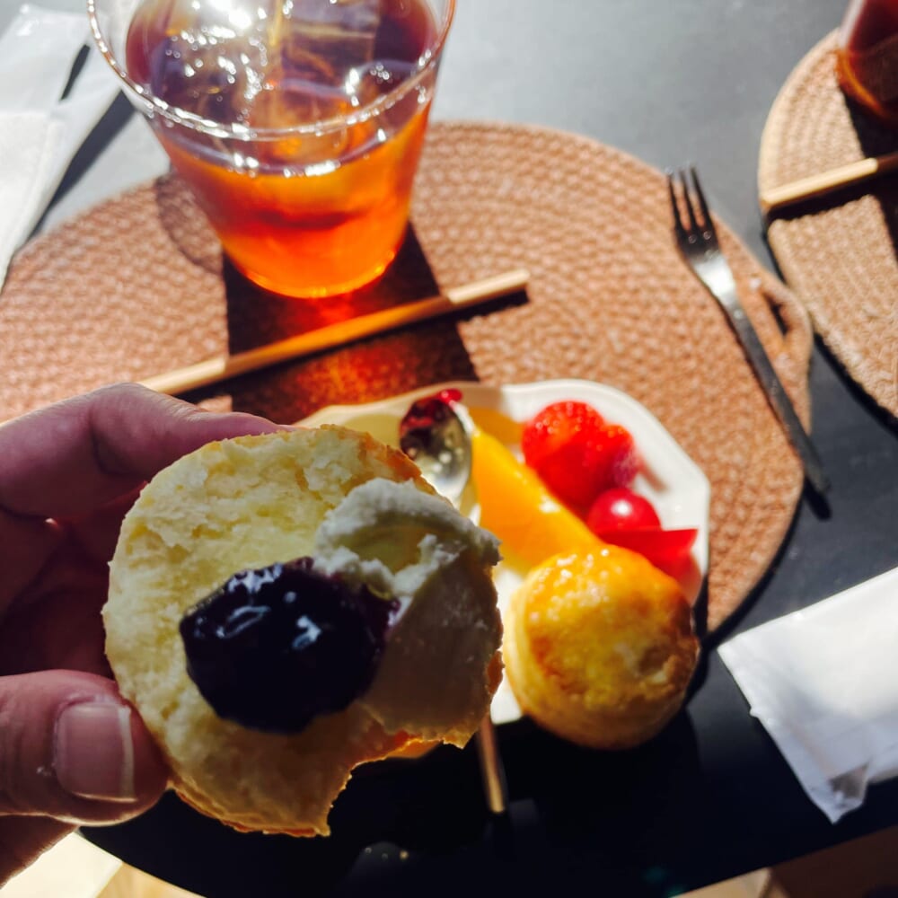 自家製プレーンスコーン　自家製ジャム2種(ベリー/オレンジチョコ)　クロテッドクリーム　フルーツ　アイスティー
