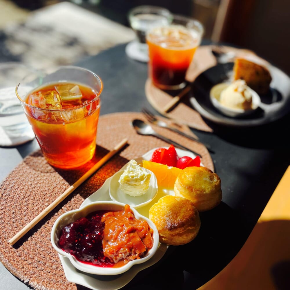 茶室 雨ト音　自家製プレーンスコーン　自家製ジャム2種(ベリー/オレンジチョコ)　クロテッドクリーム　フルーツ　アイスティー
ジンジャーケーキ　アイスクリーム　アイスコーヒー