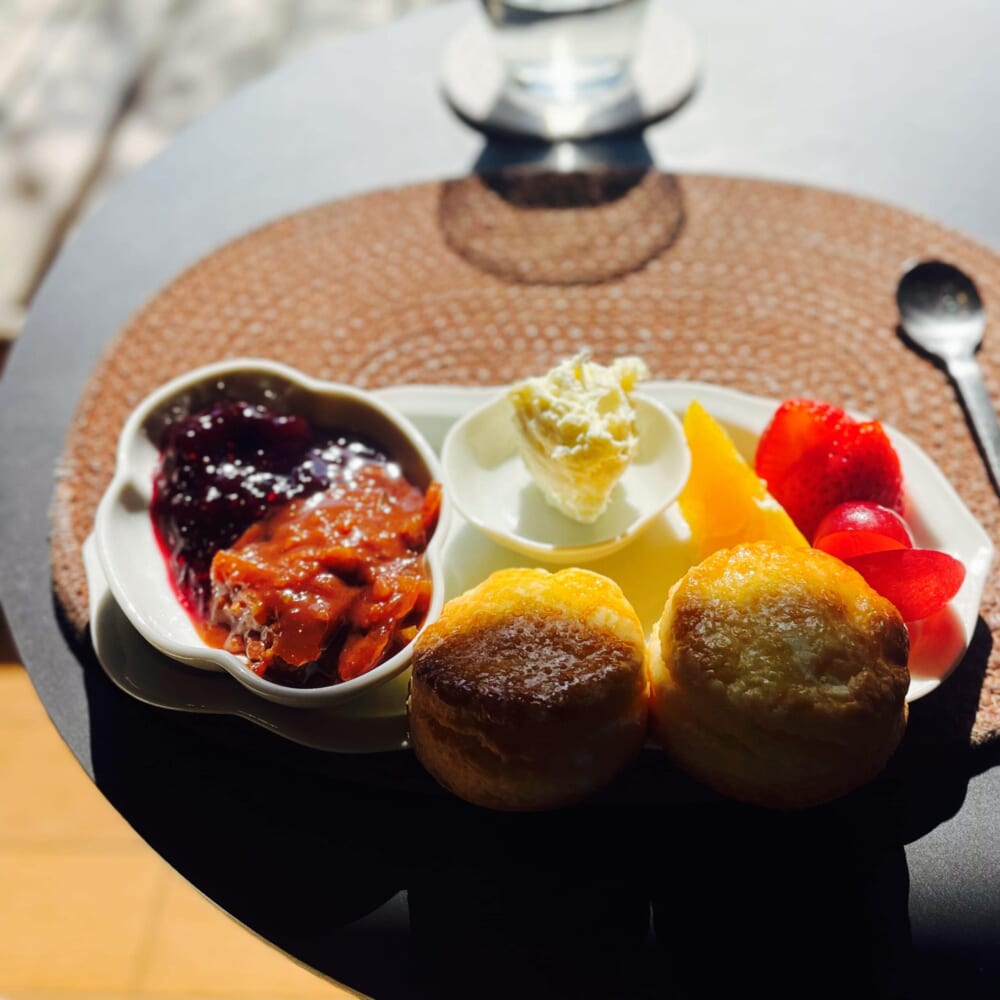 自家製プレーンスコーン　自家製ジャム2種(ベリー/オレンジチョコ)　クロテッドクリーム　フルーツ　アイスティー 茶室 雨ト音　
