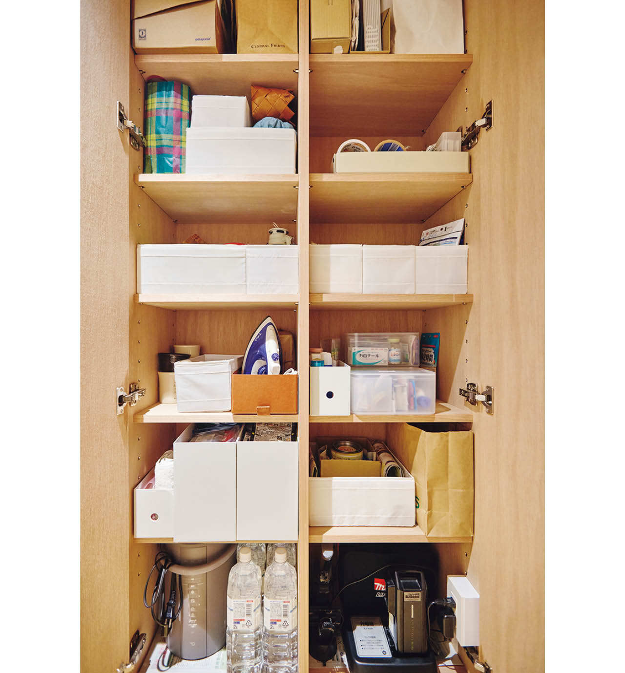 廊下に設けた収納棚。