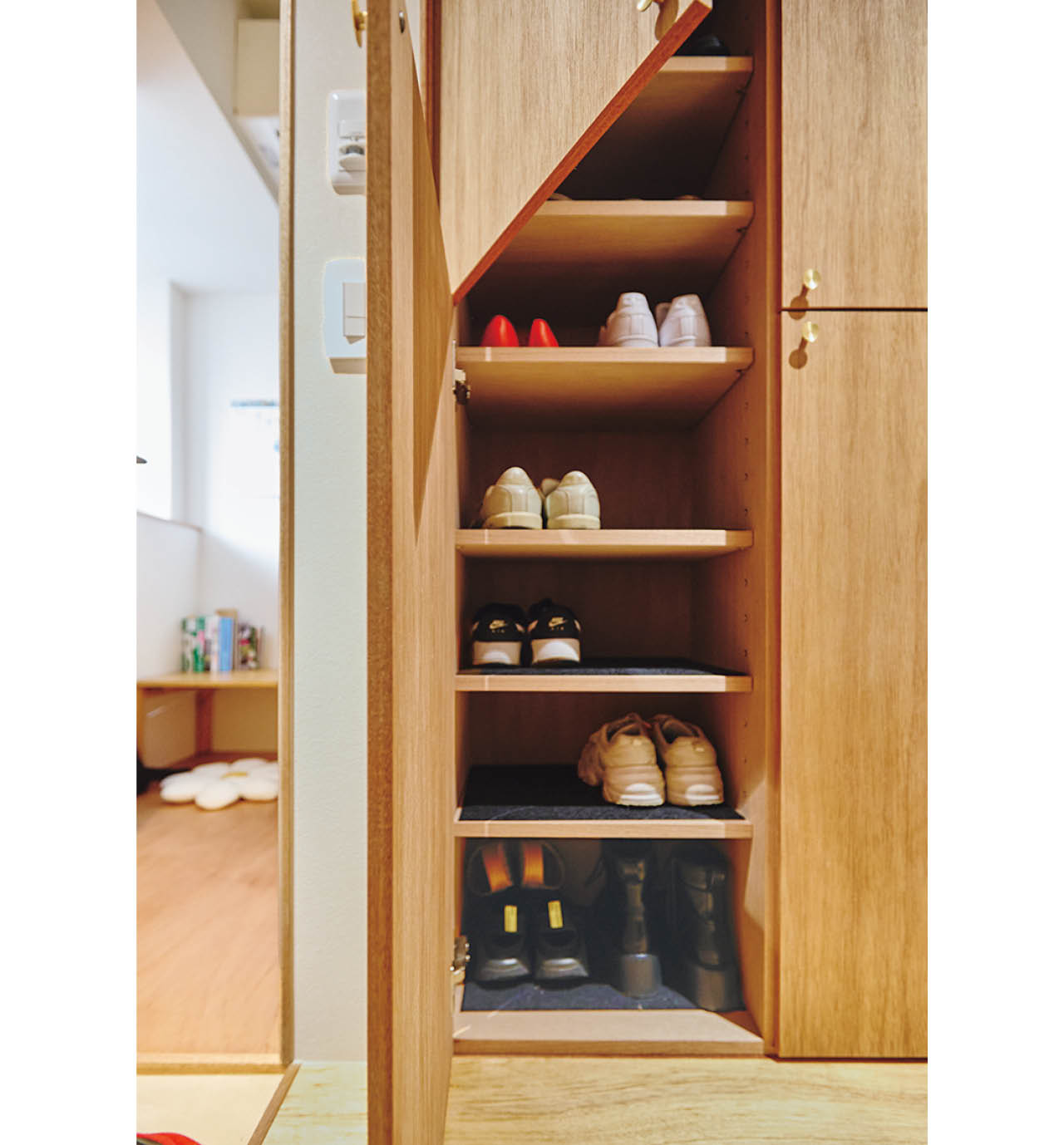玄関に最も近い収納棚は靴箱に。