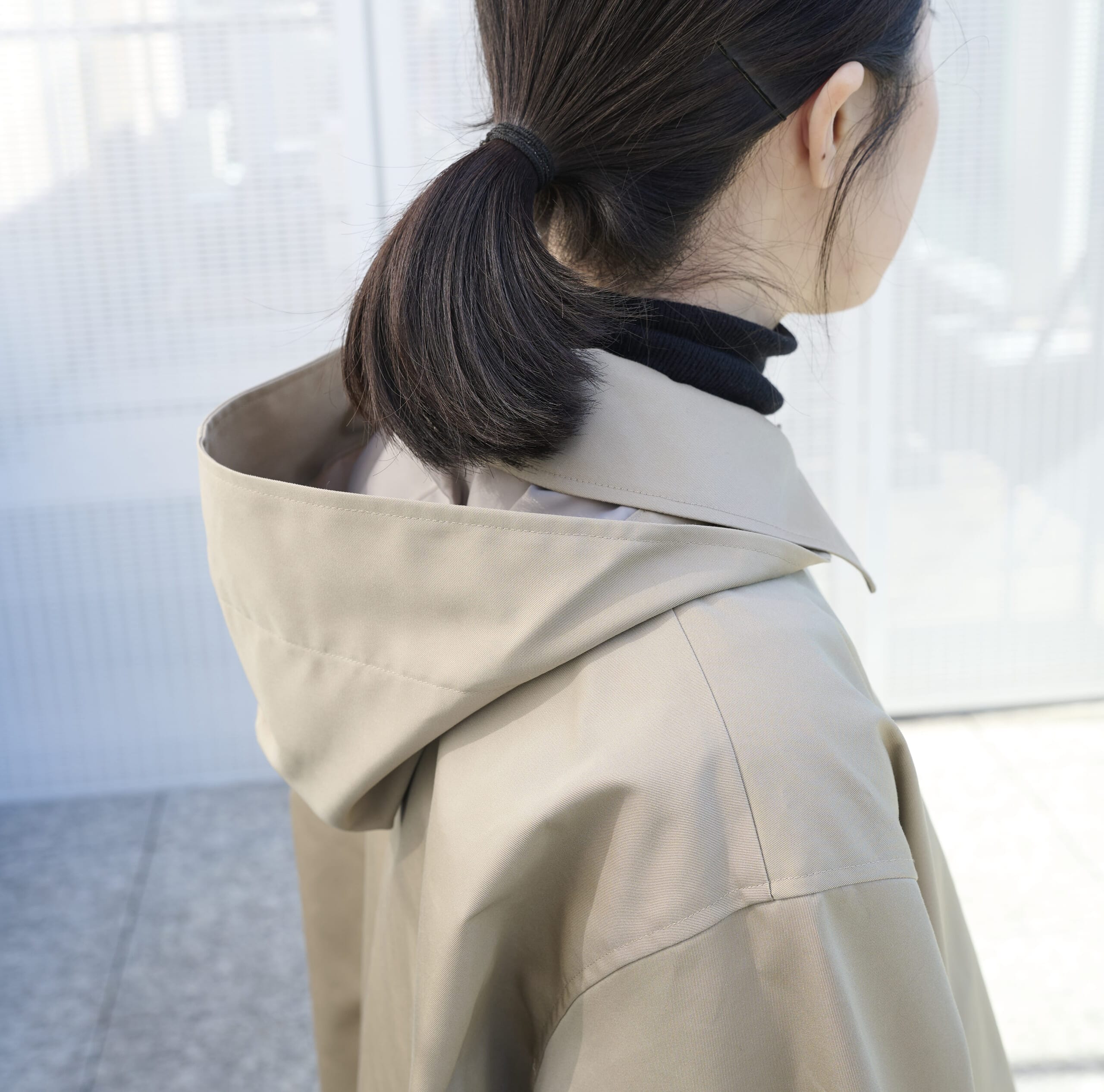 12closet 【洗える】【撥水】ステンカラーフーディーコートを試着したフード部分