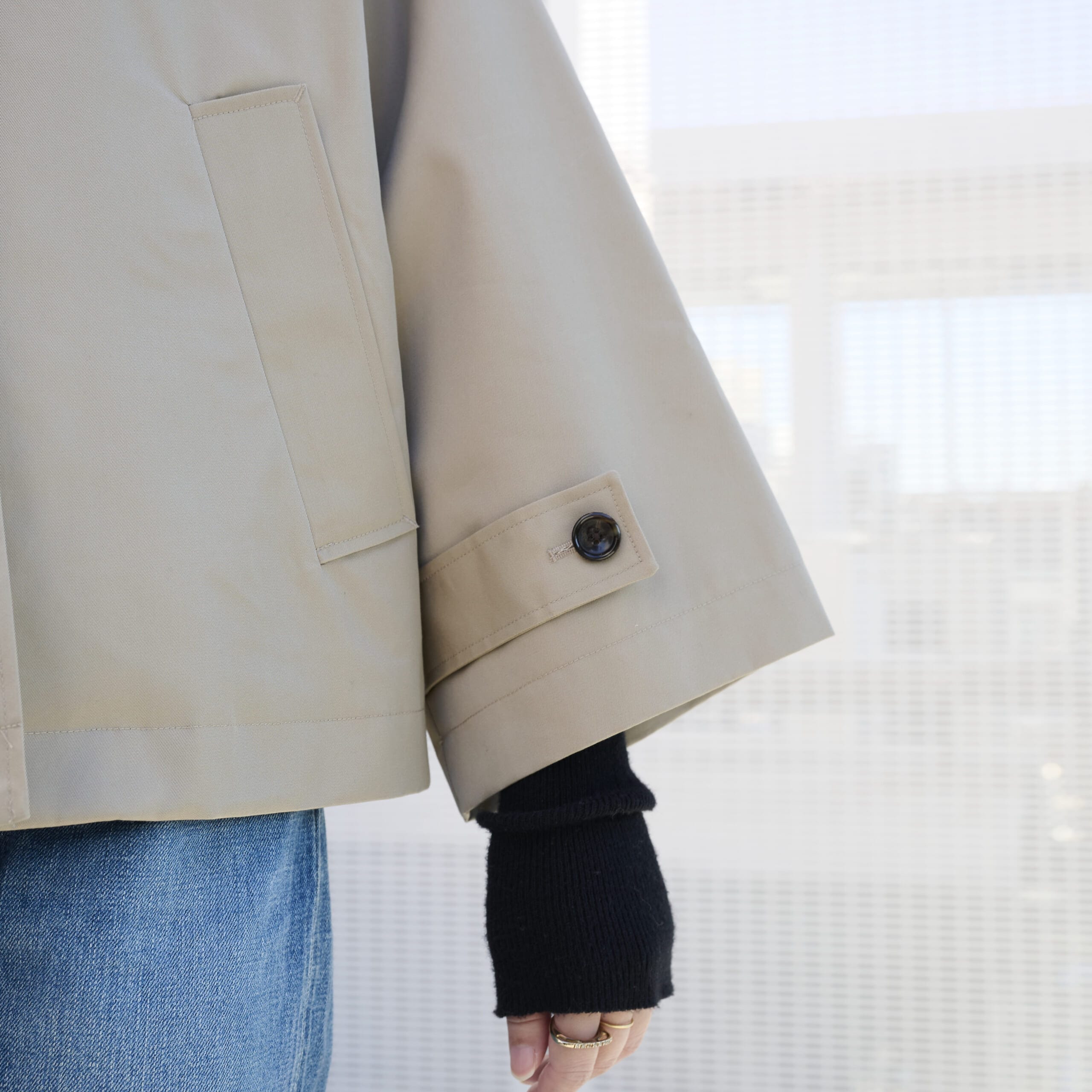 12closet 【洗える】【撥水】ステンカラーフーディーコートを試着した袖部分