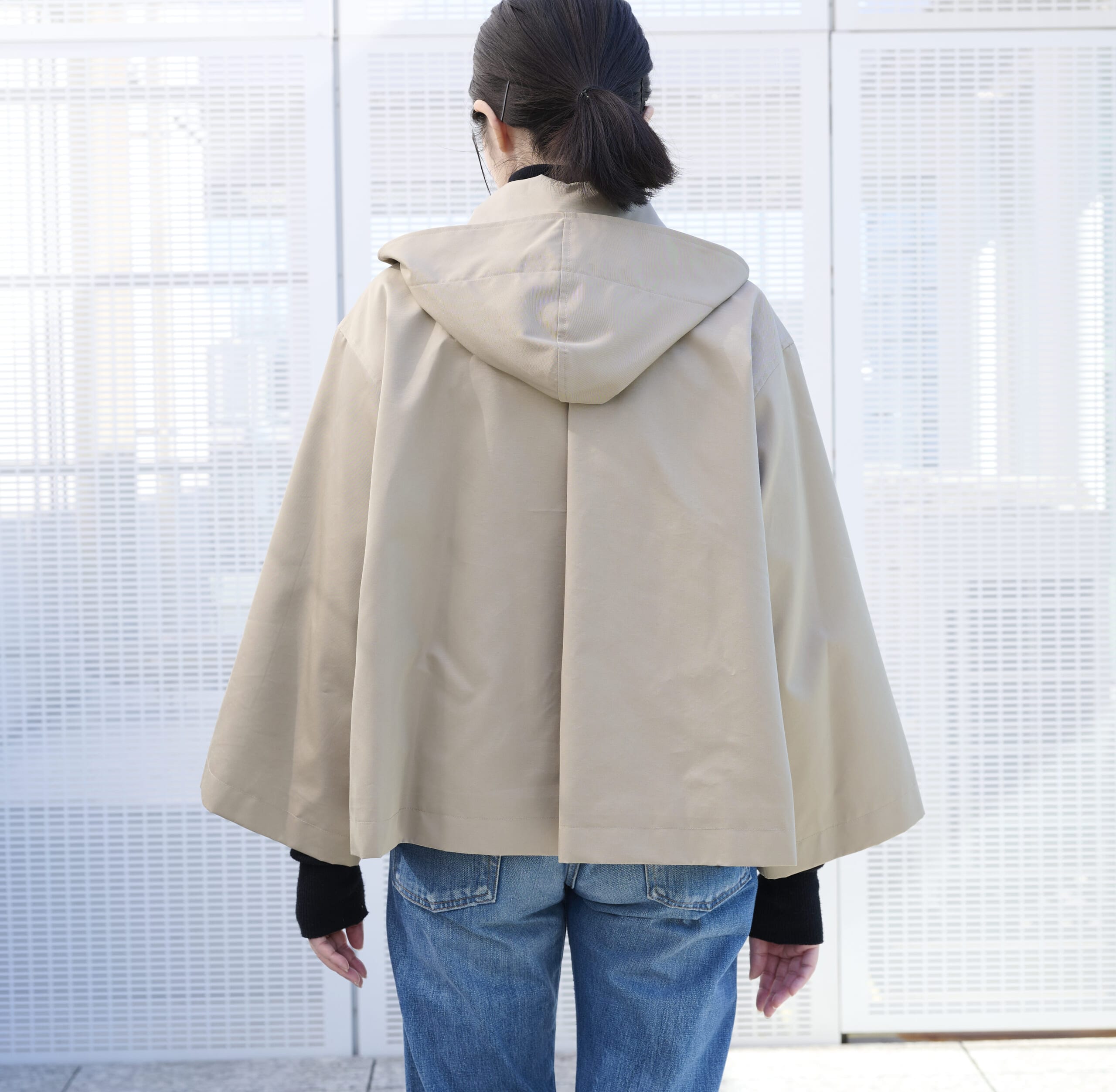 12closet 【洗える】【撥水】ステンカラーフーディーコートを試着した後ろ姿