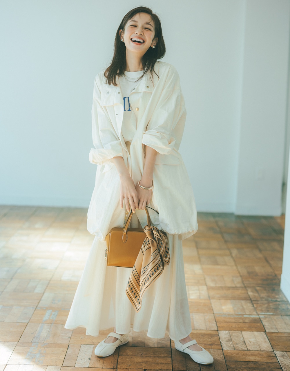 オールホワイトコーデ×スポーティデザインのバレエシューズ 森 絵梨佳さん