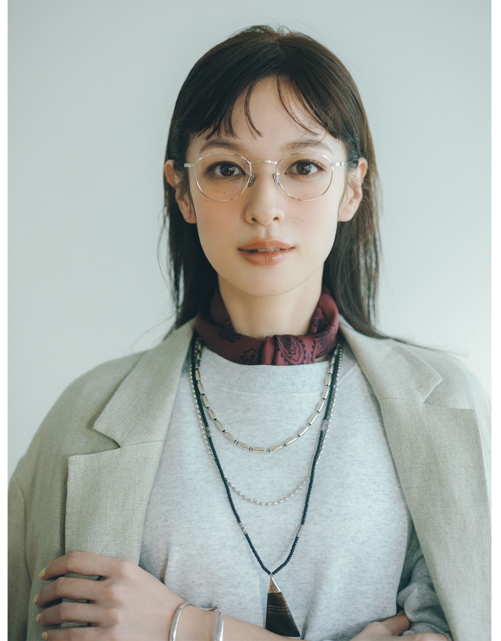 スカーフを巻いたコーデ 森 絵梨佳さん