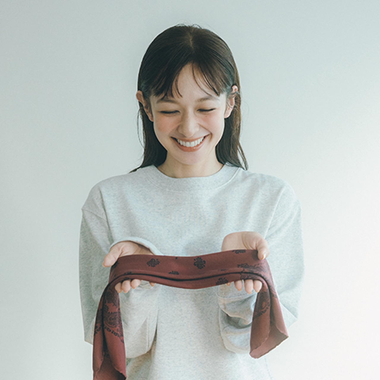 50㎝前後の小さめサイズを用意。対角線で半分に折ってから、約7〜8㎝幅の棒状になるよう折りたたむ。 森 絵梨佳さん