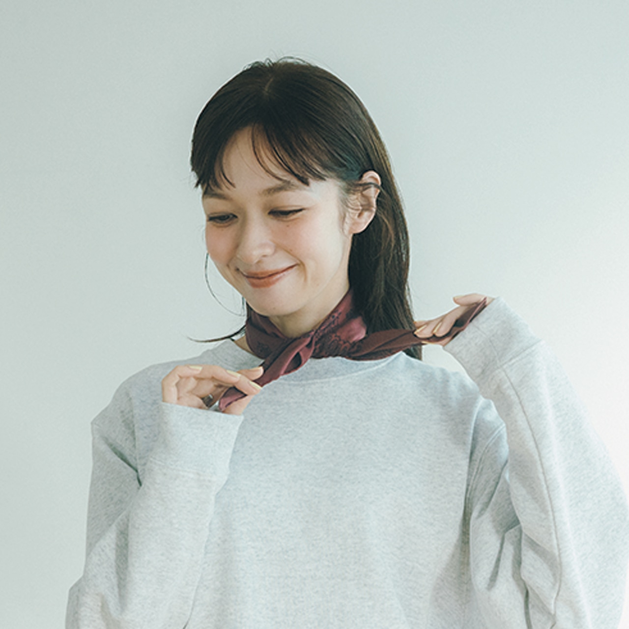 首にひと巻きし、スカーフの先を喉の中心、もしくは好みに合わせて少しずらした位置でひとつ結びする。 森 絵梨佳さん