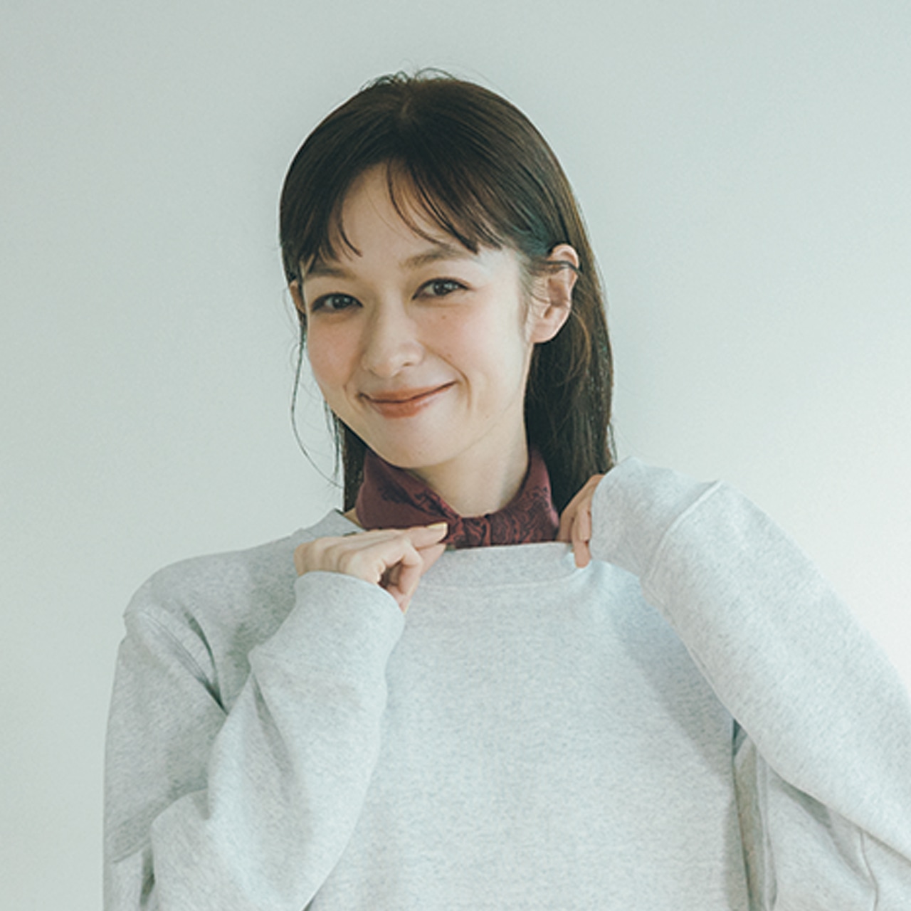 ひとつ結びした結び目の先をトップスのネックに入れ込む。衿ぐりに合わせて3〜5㎝ほどのぞかせる。 森 絵梨佳さん