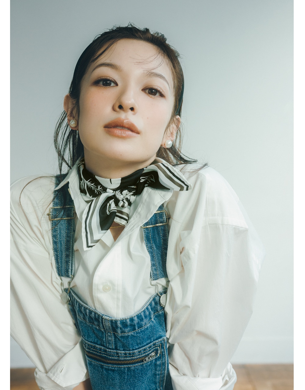 いつもの白シャツにきかせて、フレッシュな表情に！ 森 絵梨佳さん