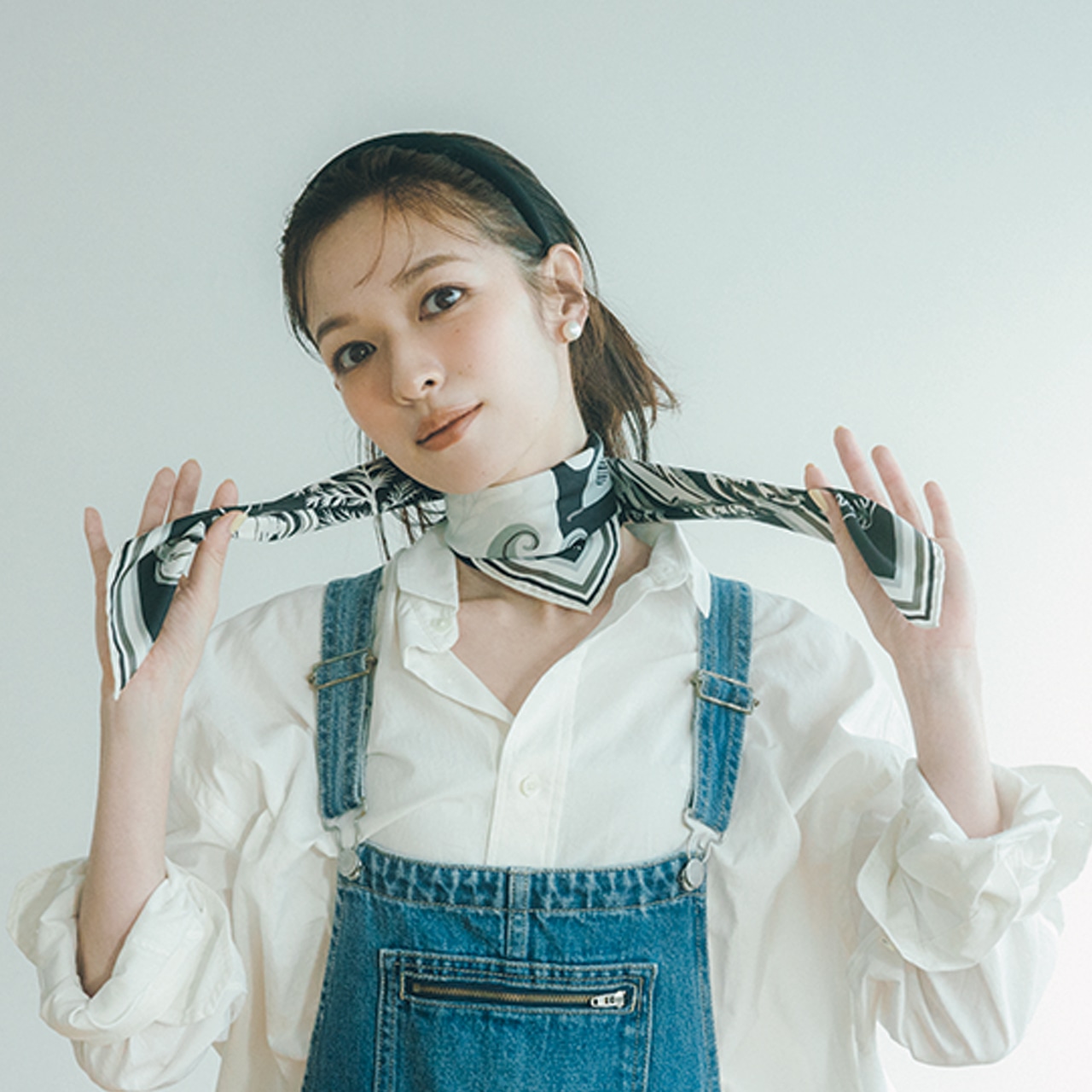 角を出したほうを下にして、喉の中心から少しずらしたあたりに添え、両端をぐるりと首まわりに1周させる。 森 絵梨佳さん