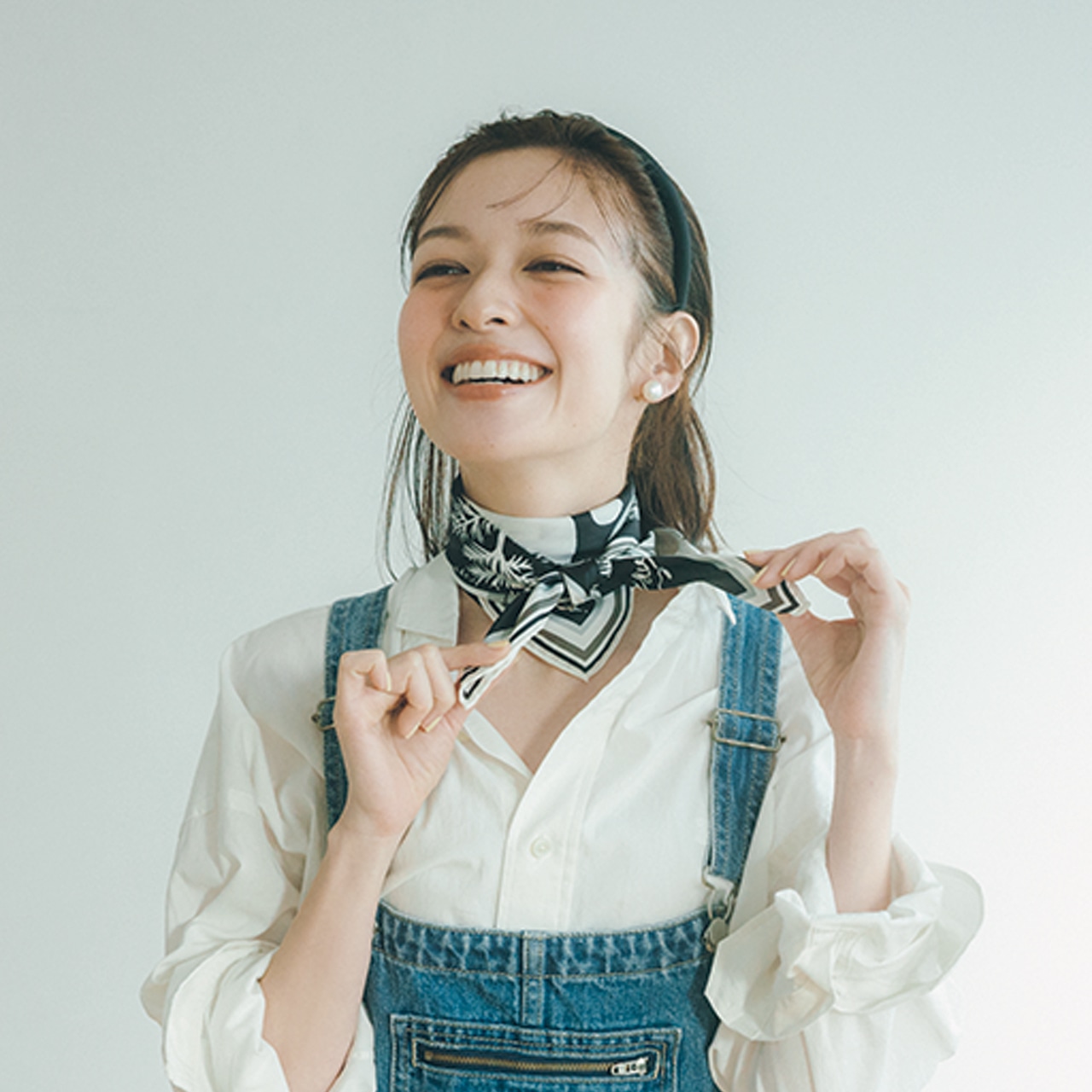 角の上部あたりでスカーフの両端をキュッと2回結びする。結び目の先の形を整えて出来上がり。 森 絵梨佳さん