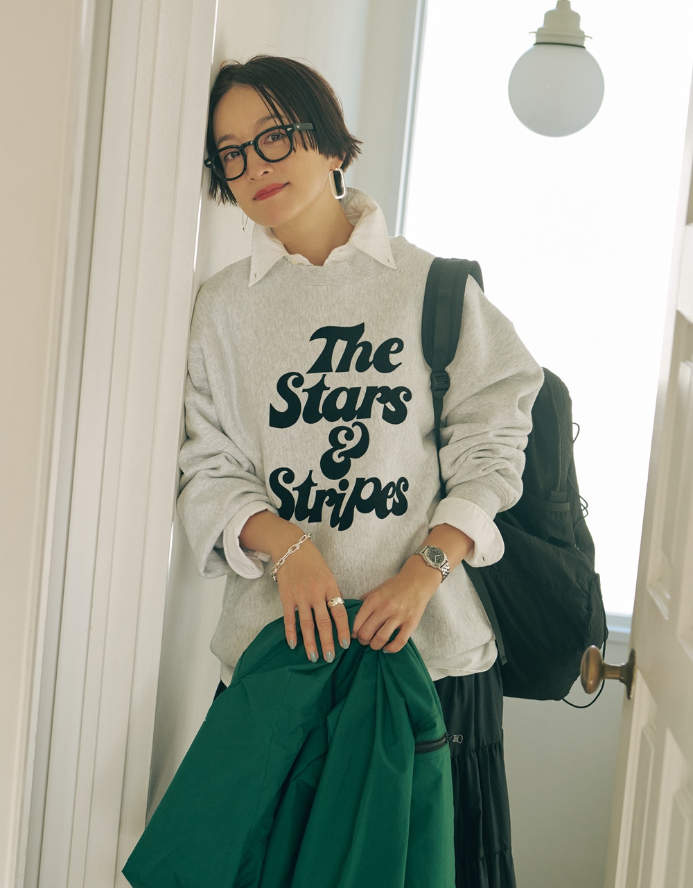 スウェット×白シャツコーデ