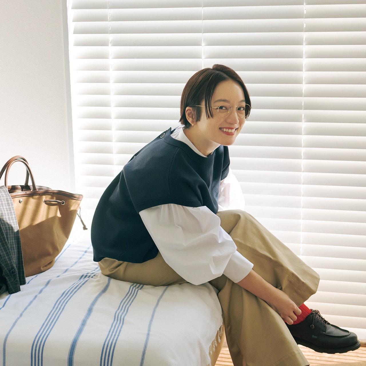 ニットベスト×ボリューム袖シャツコーデ 高山都さん