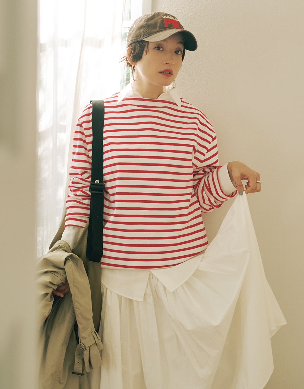 カラーボーダー×白シャツコーデ 高山都さん