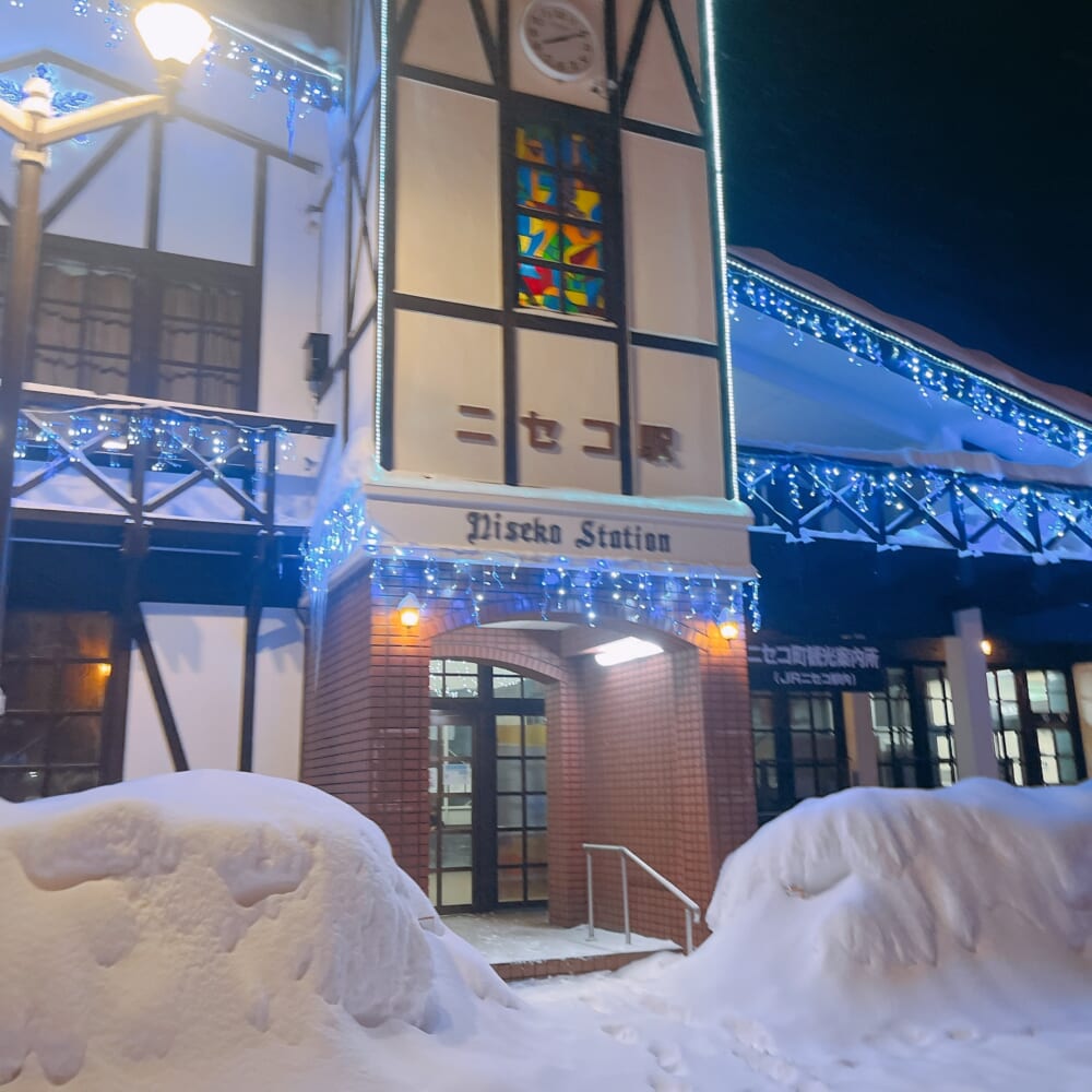 北海道 夜 ニセコ駅