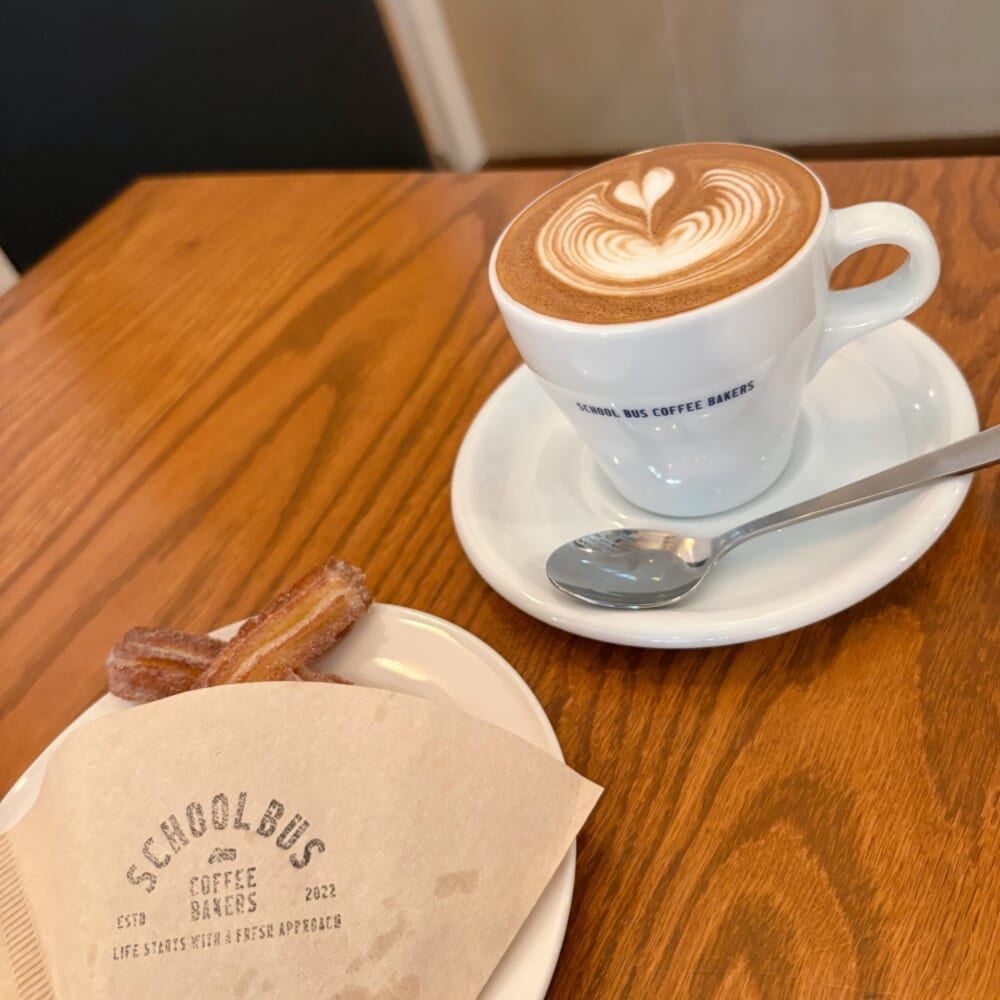 SCHOOL BUS COFFEE BAKERS　人気ベーカリーカフェ