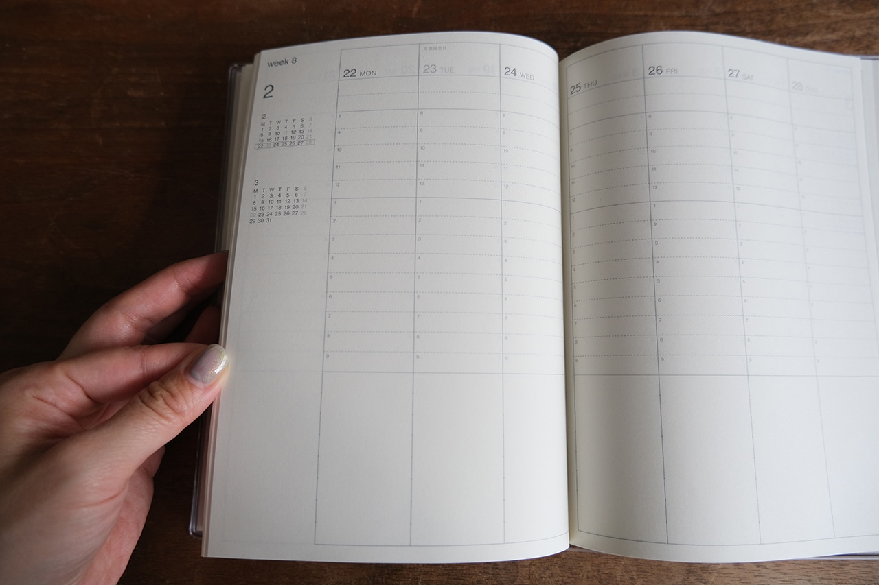 月曜始まりバーチカルスケジュール帳・2026年3月始まりB6 白 マンスリー/ウィークリー使用シーン