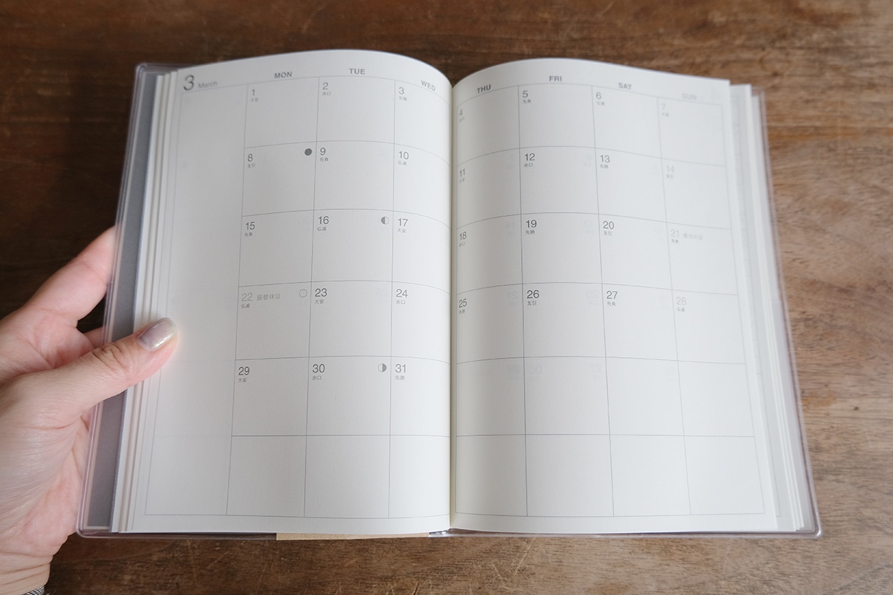 月曜始まりバーチカルスケジュール帳・2026年3月始まりB6 白 マンスリー/ウィークリー使用シーン