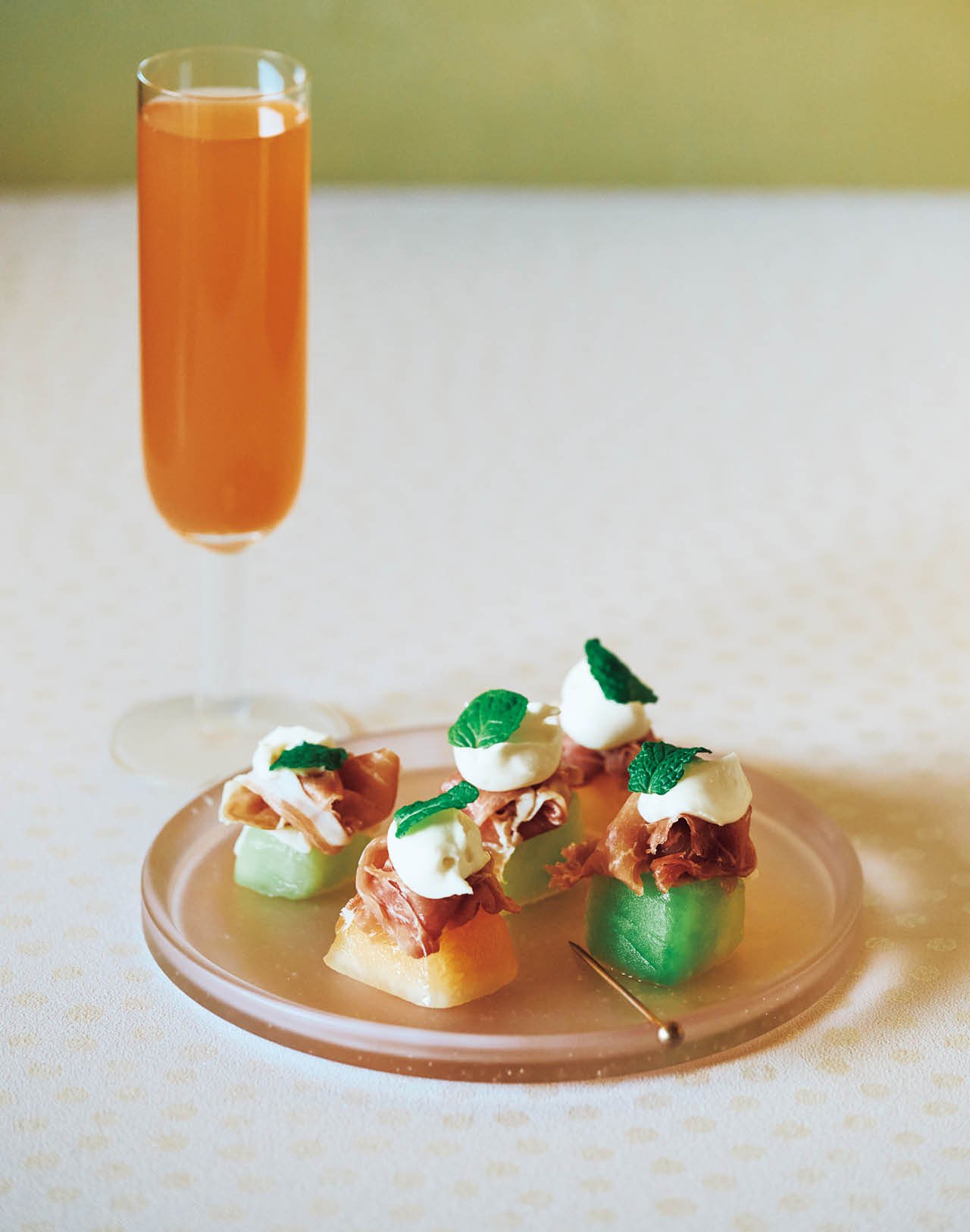 生ハムメロン 白みそマスカルポーネチーズのせ withラムとざくろジュースのレッドカクテル