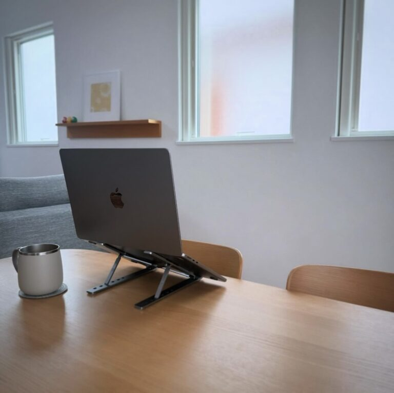 BoYata「N25 ポータブルラップトップスタンド」使用イメージ