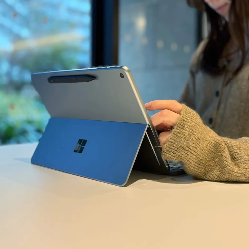Microsoft「Surface Pro」立てて使う様子