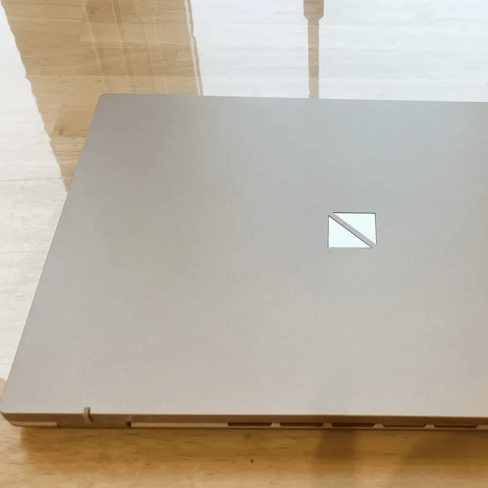 NEC「LAVIE N13 Slim」閉じたところ