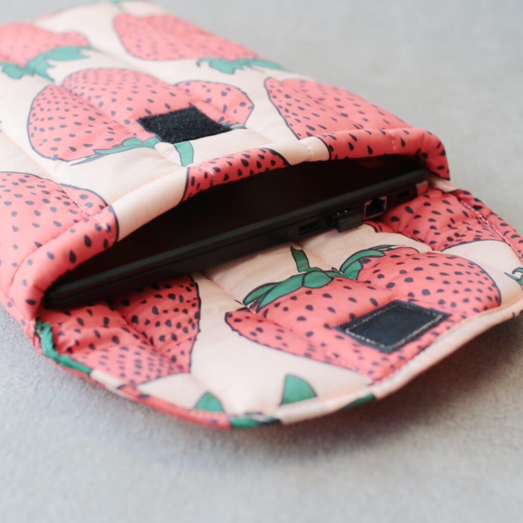 BAGGU「PUFFY LAPTOP SLEEVE 13″/14″ Strawberry」使用イメージ