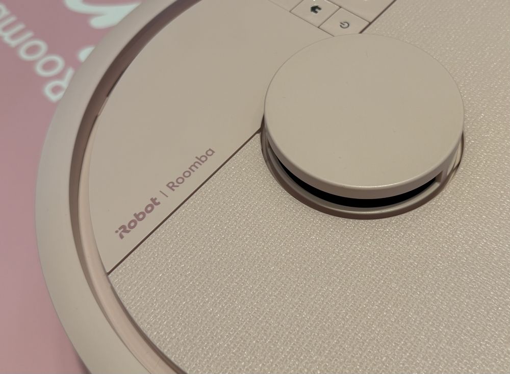 桜（SAKURA）のルンバ ミニの本体表面。ロゴのカラーも落ち着いていて、ファブリック調の凹凸のあるデザインも素敵でした
