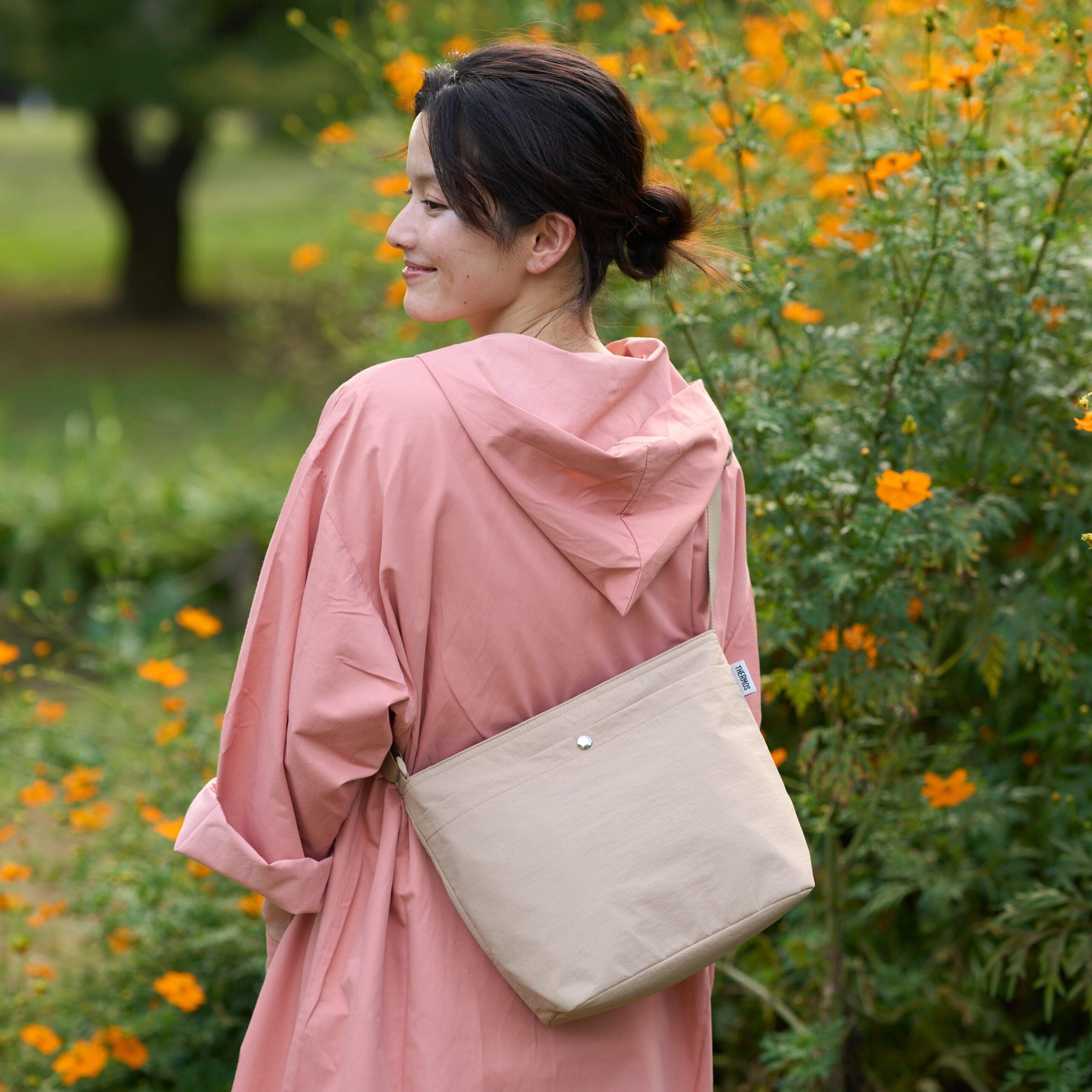 サーモス「保冷ショルダーバッグ（RFO-007）」モデル着用イメージ１