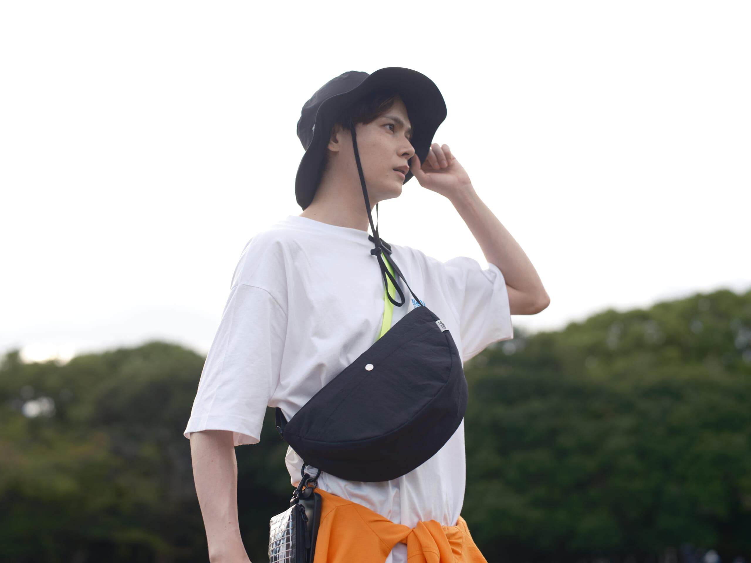 サーモス「保冷ショルダーバッグ（RFM-003）」モデル着用イメージ