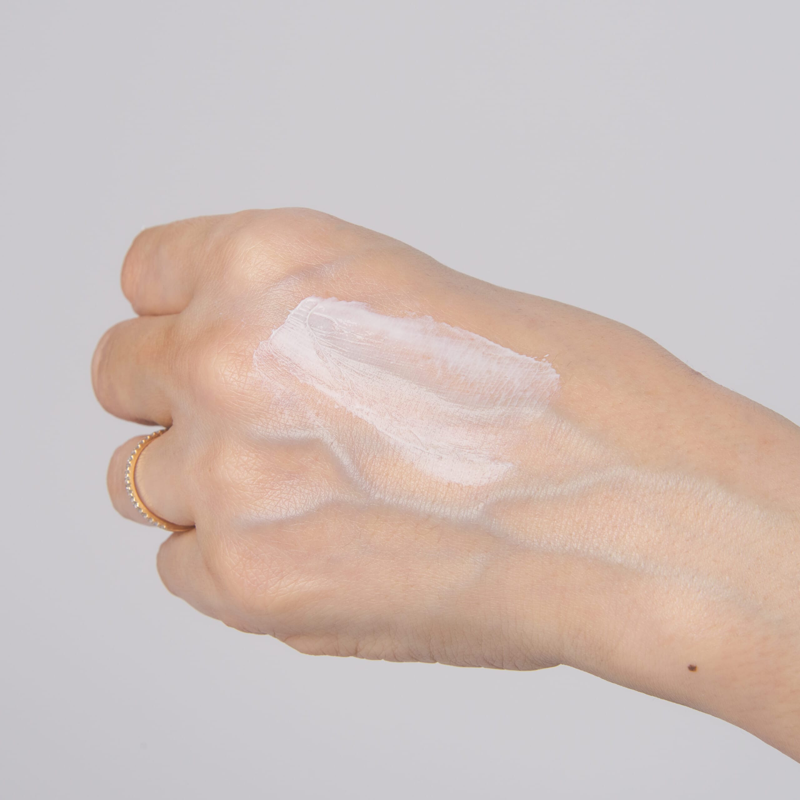 リンクル　ブライト　UV　プロテクター　Nを手にのばしたところ。