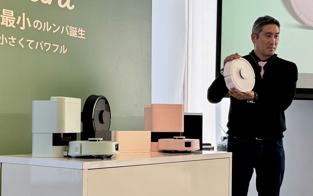 ルンバ ミニ発表会 これまでのルンバと比べてロボットの体積比が約1/2となった、驚くほど小さなルンバ ミニ。直径（最大幅）は24.5cmで重さは約2.0㎏