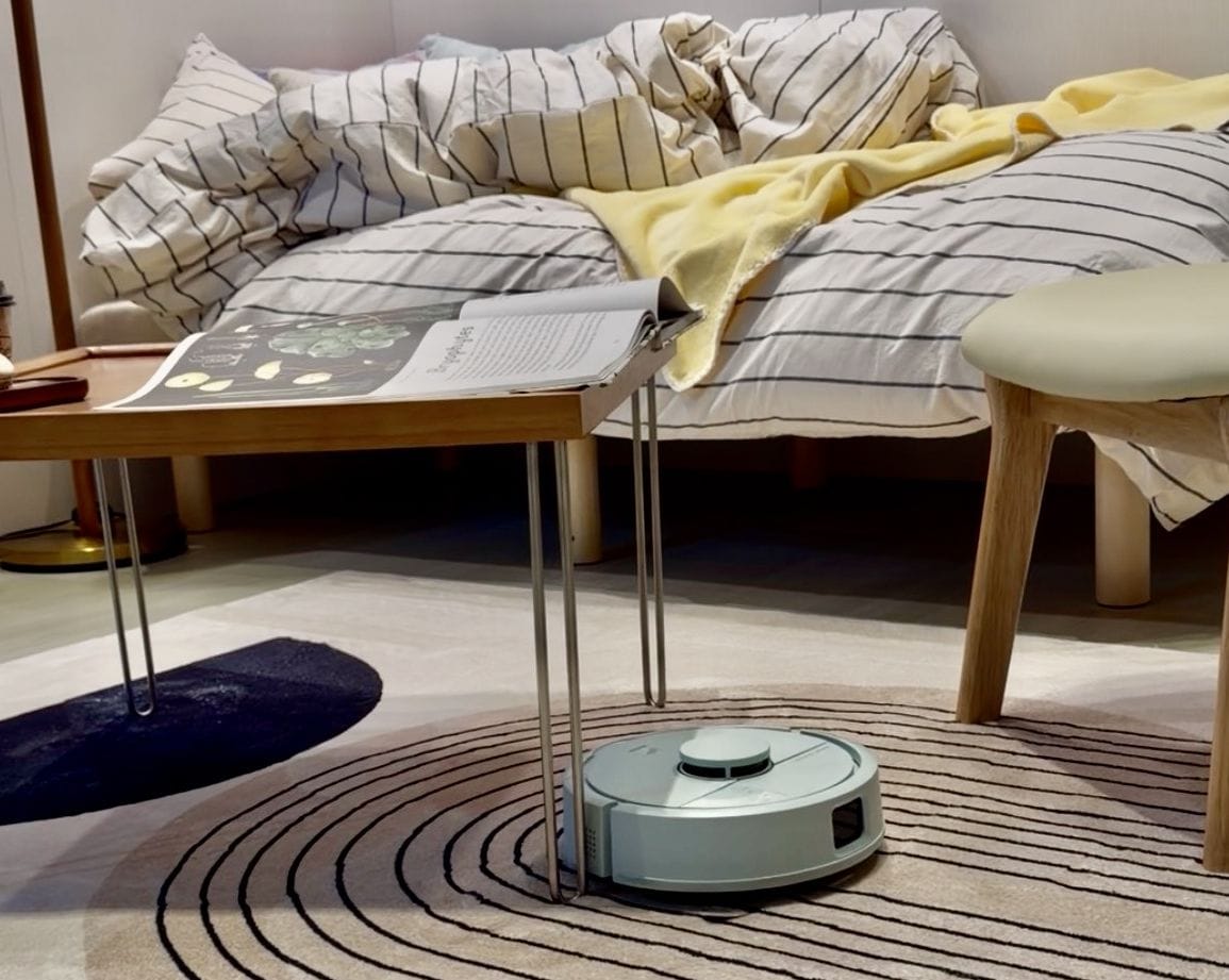 小さなテーブルの脚の周りもくるりと回ってきれいに掃除してくれます