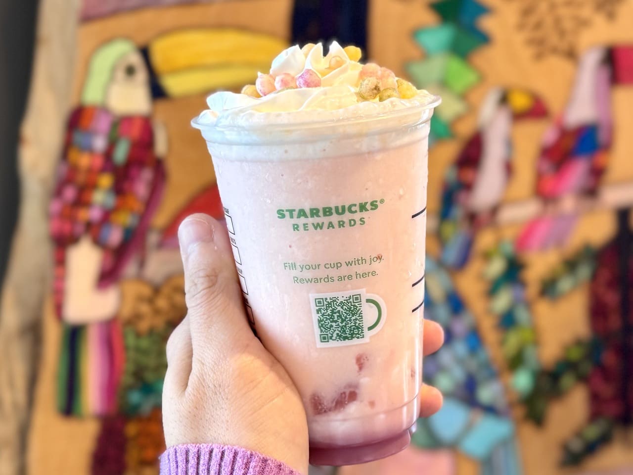 スタバ新作「ひなまつり フラペチーノ ショートサイズ」手持ち、正面裏　