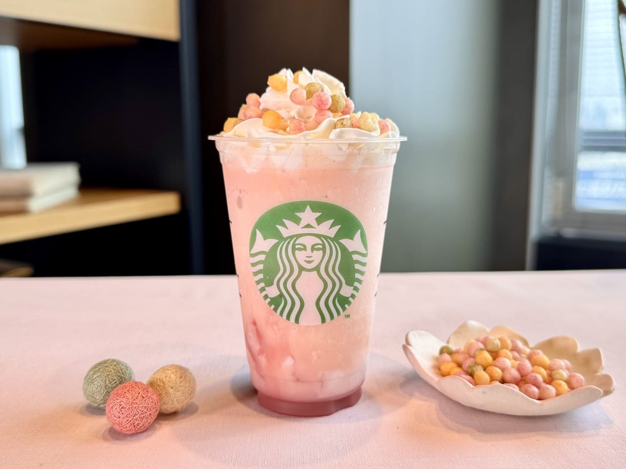 机の上に置かれたスタバ新作「ひなまつり フラペチーノ ショートサイズ」