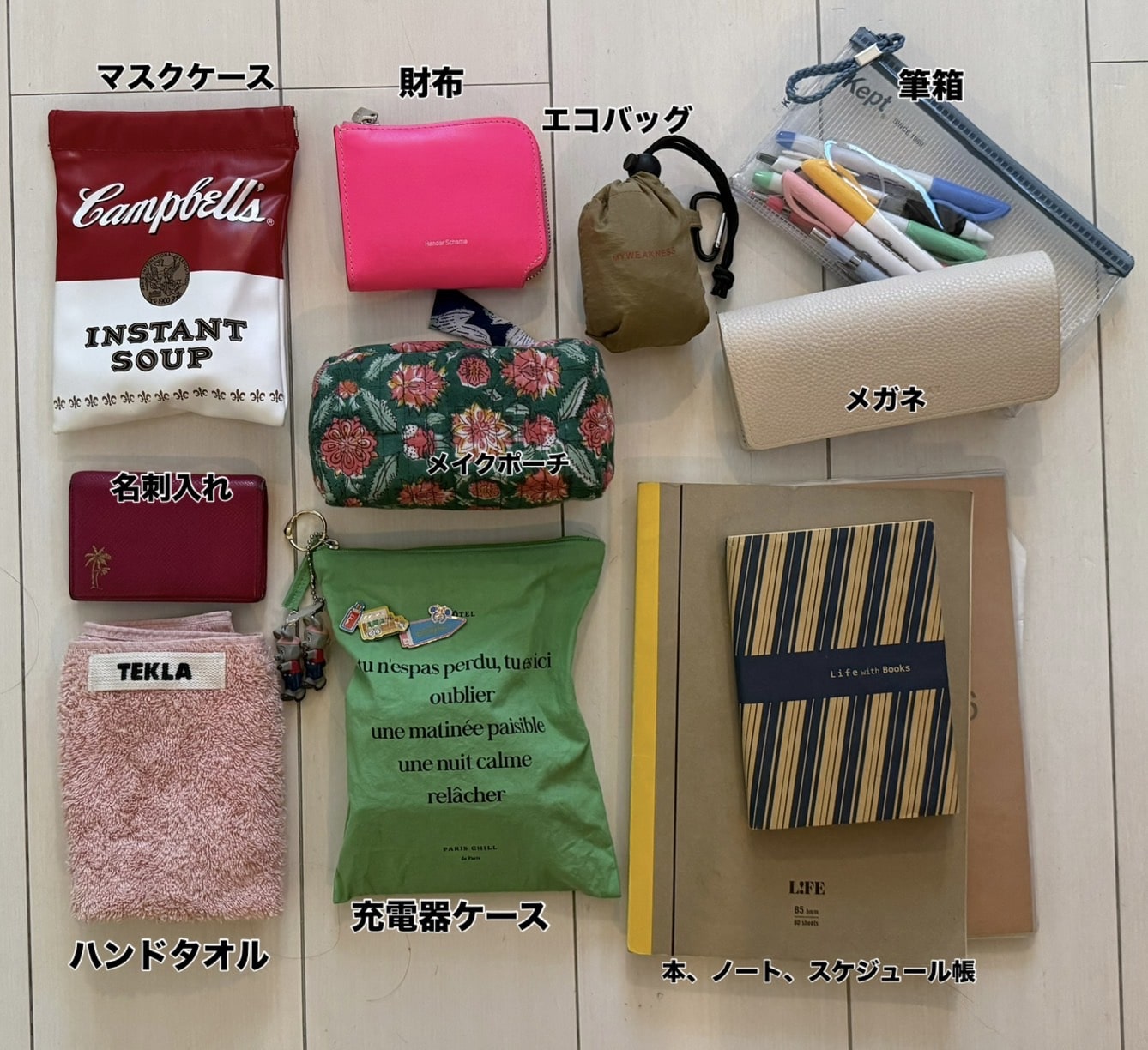 スタイリスト徳永千夏さん私物「TOUT Y EST]のSAC COQUILLE BUCKET　バッグの中身