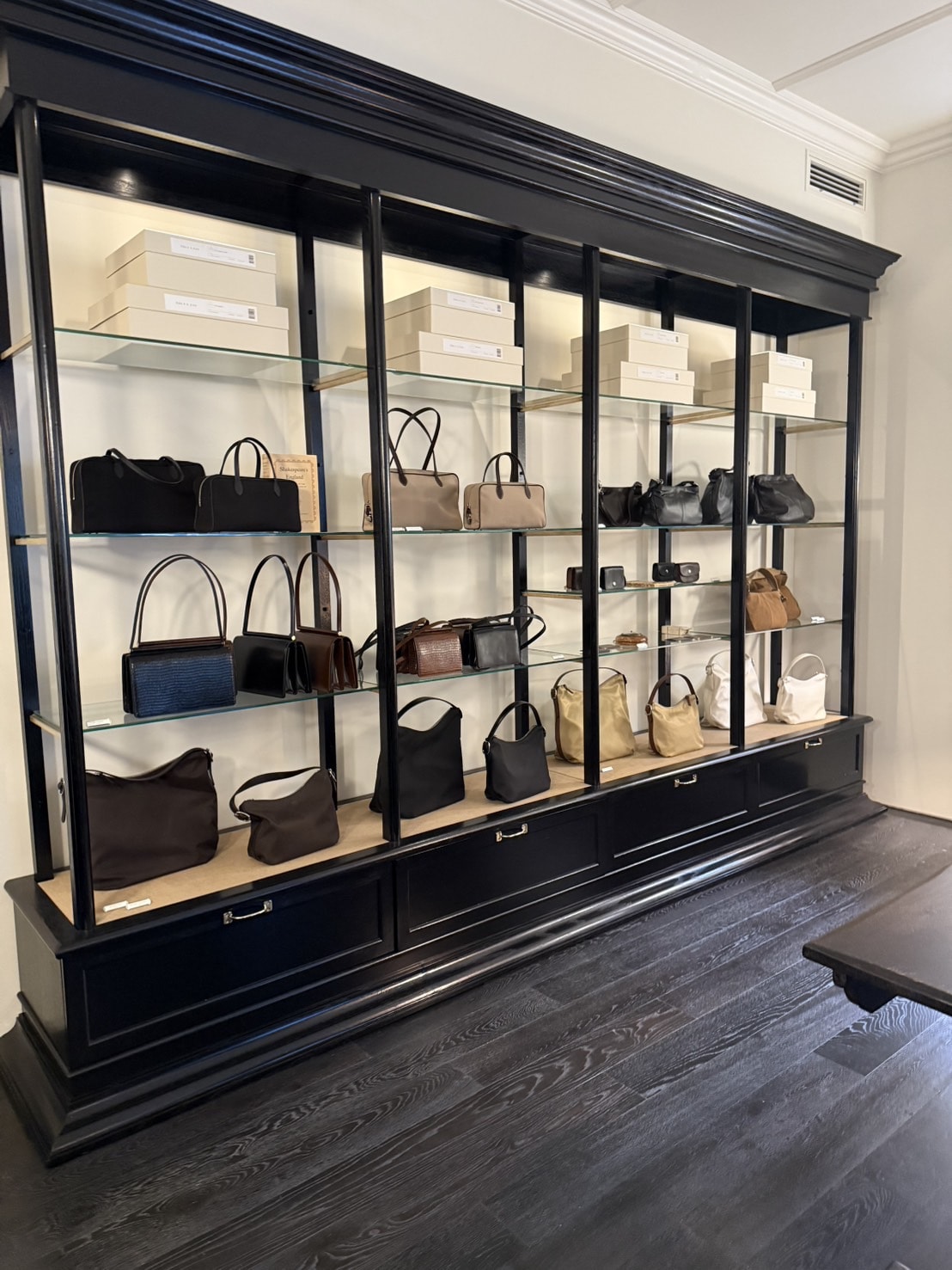 TOUT Y EST（トゥティエ トウキョウ）店内　日本・東京・恵比寿