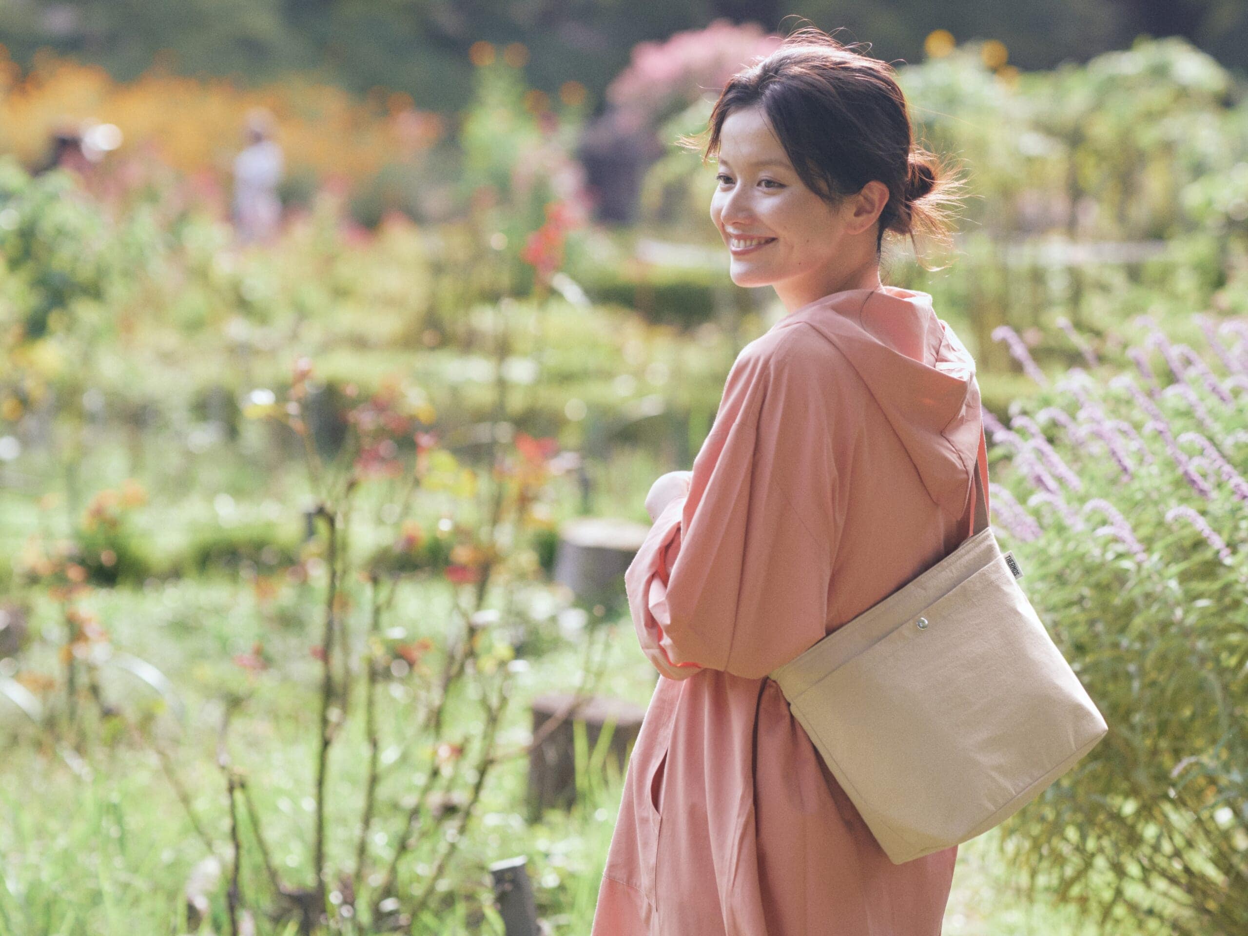 サーモス「保冷ショルダーバッグ（RFO-007）」モデル着用イメージ２