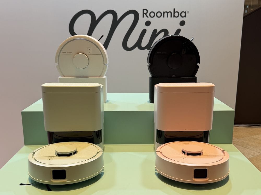 2月19日に発表されたばかりのアイロボットジャパン「Roomba Mini（ルンバ ミニ）」2シリーズ。手前は、「Roomba Mini 掃除機＆床拭きロボット+AutoEmpty充電ステーション」49,800円。奥のあるのが、「Roomba Mini Slim 掃除機＆床拭きロボット+SlimCharge 充電スタンド」￥39,800