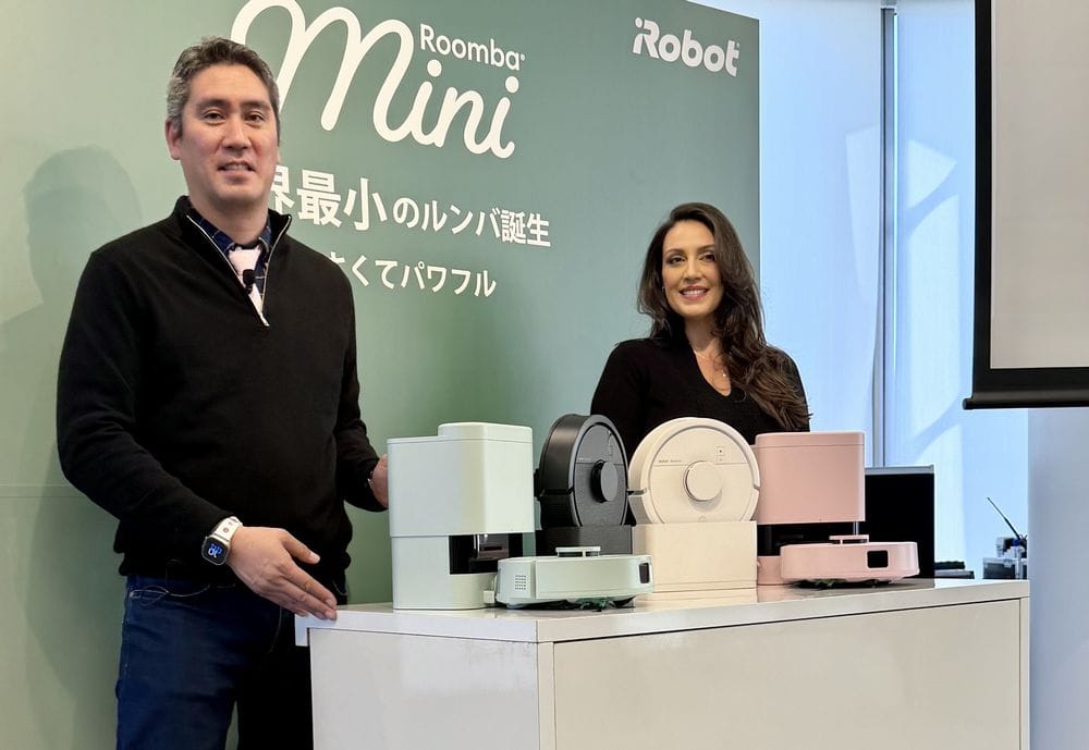 発表会に登壇したアイロボットジャパン代表執行役員社長の山田毅さんと、アイロボット・コーポレーション マーケティング最高責任者のアテナ・カスヴィキスさん。