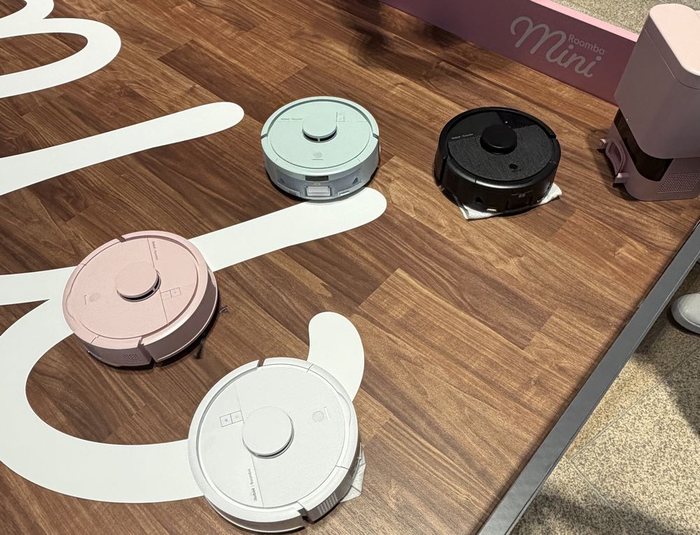 イベントスペースでは、4台のルンバ ミニが元気に（！）動き回って掃除をしていました