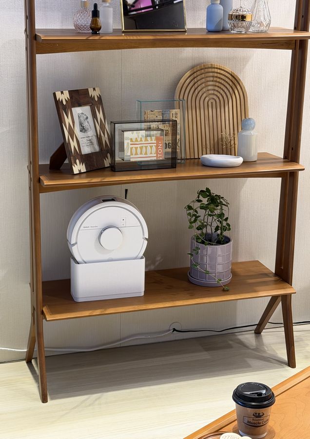 「Roomba Mini Slim  掃除機＆床拭きロボット+SlimCharge 充電スタンド」にはゴミ収集ステーションがありませんが、立てて収納＆充電できるのは魅力的。こちらのカラーは白・黒の2色展開で4月6日に発売
