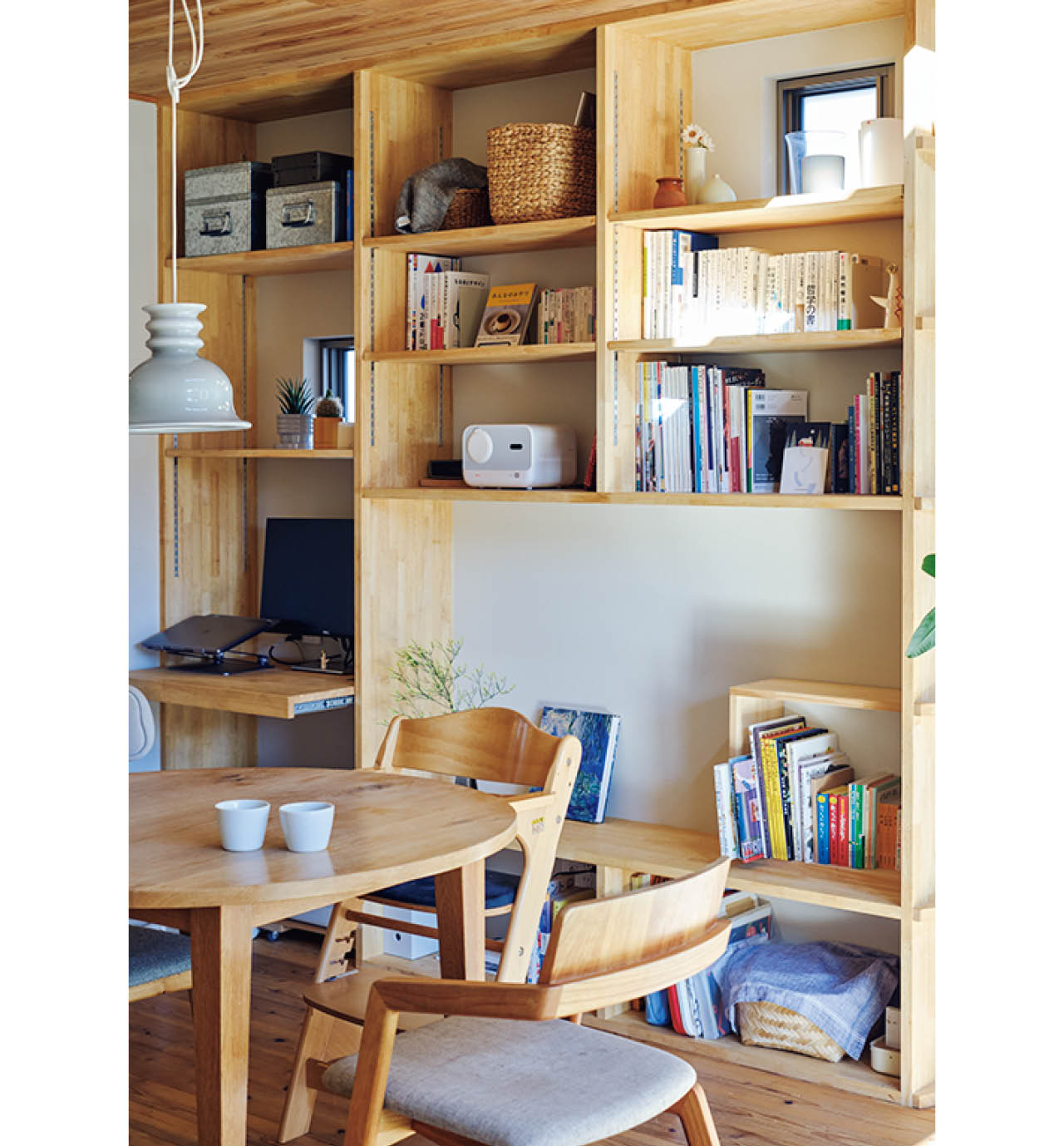 玄関から続く、壁一面の可動棚。