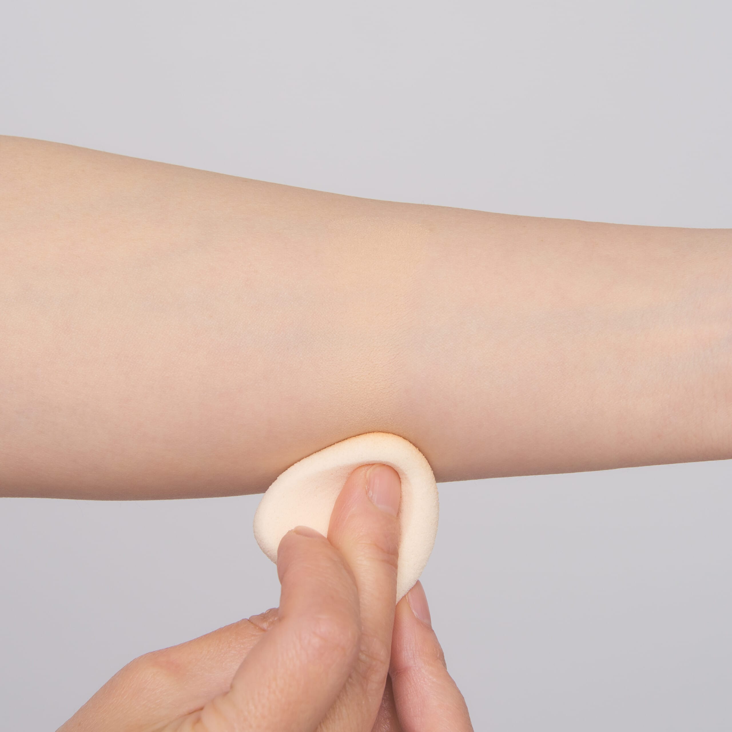 新色【00 ピンクよりの明るめ】を腕に塗ったところ