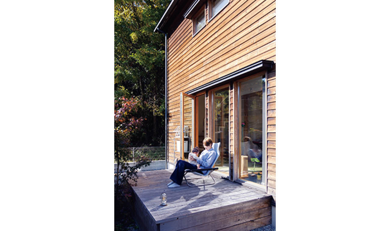 森の中に溶け込む木の外壁やウッドデッキ。