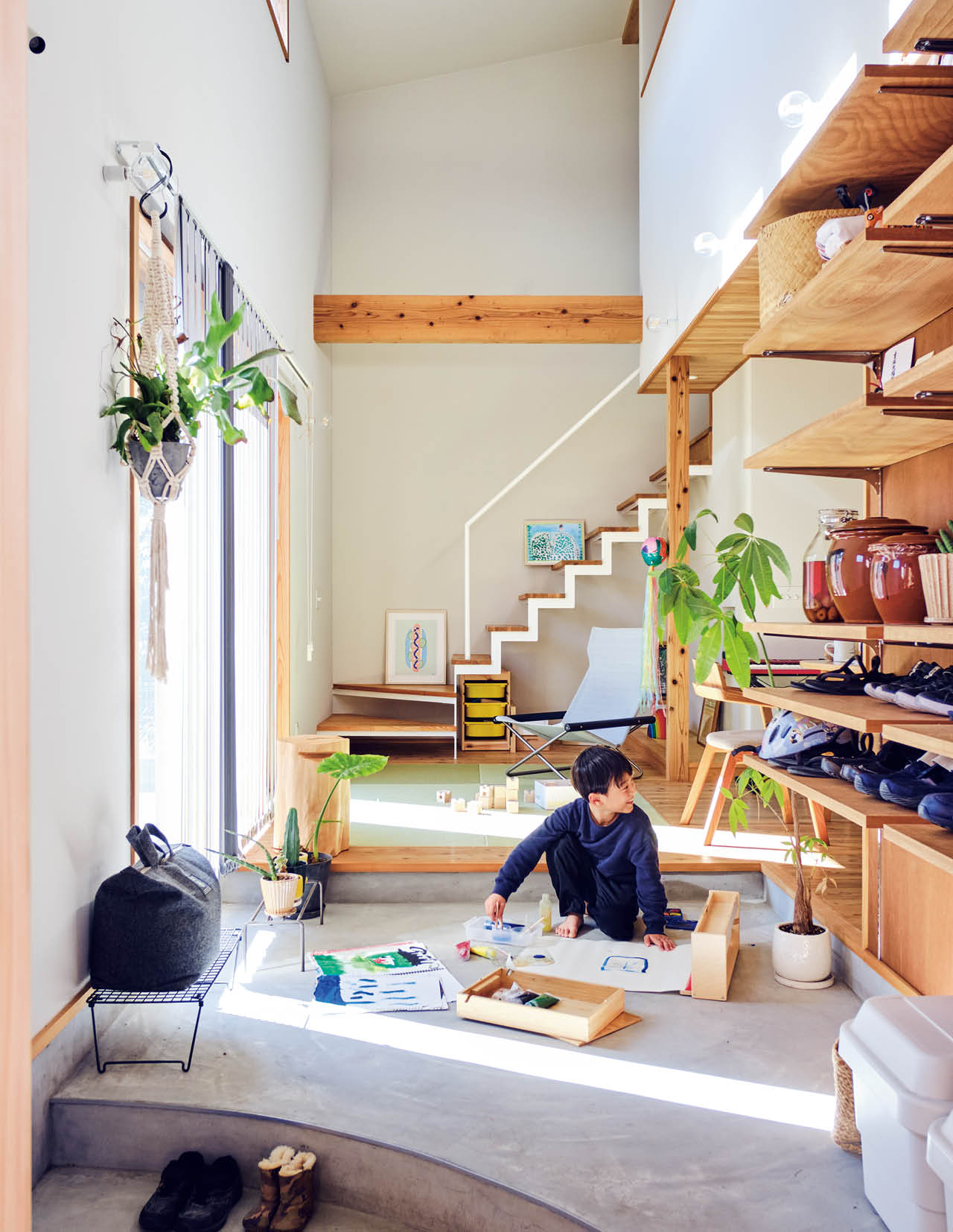 玄関に入ると奥まで空間が吹き抜けに。